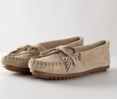 Minnetonka: il fascino intramontabile del mocassino artigianale nel mercato italiano